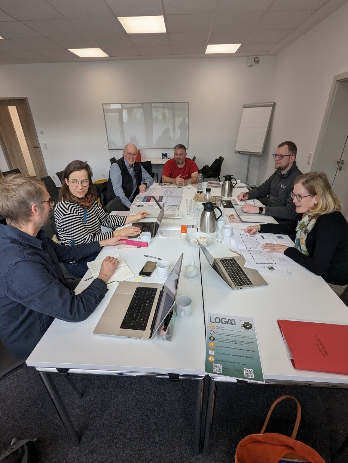 v.l.n.r.: David Lindemann (oblik identity design), Maike Arnold (GfG / Gruppe für Gestaltung), August Breker und Christian Lamminger (RLS Jakobsmeyer), Georg Wippermann (Tischlerei Wippermann), Kirsten John-Stucke (Kreismuseum Wewelsburg) 